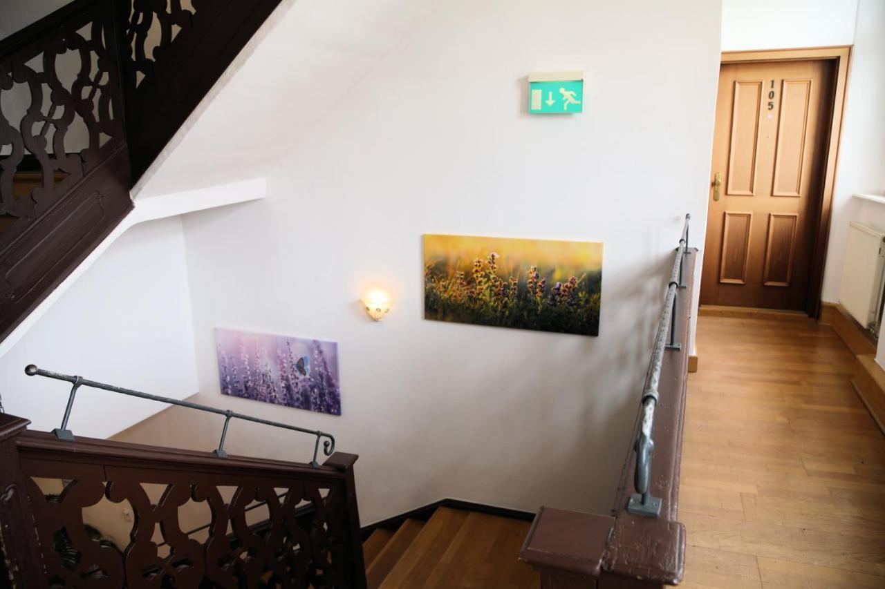 Hotel Goldener Adler Garni Hallstadt Exteriör bild