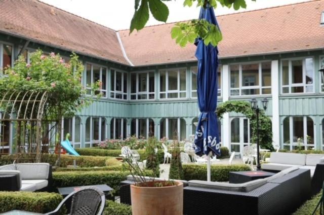 Hotel Goldener Adler Garni Hallstadt Exteriör bild