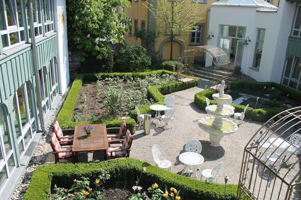 Hotel Goldener Adler Garni Hallstadt Exteriör bild