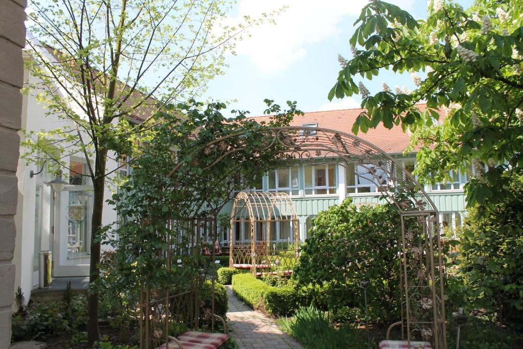 Hotel Goldener Adler Garni Hallstadt Exteriör bild